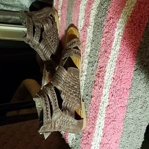 Not rated good condition pair of gorgeous sandals..